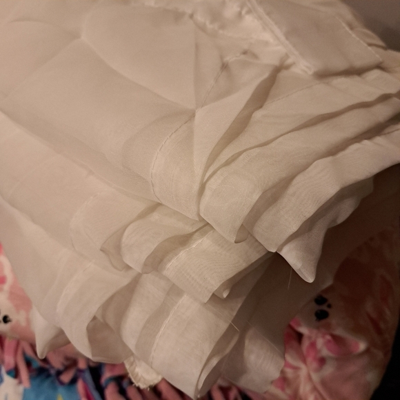 2 panels of sheer curtains - Picture 1 of 5